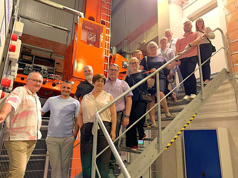 2026-07-29_Gruppenbild_im_Hochregallager_Tuchfabrik_Mehler_TIR